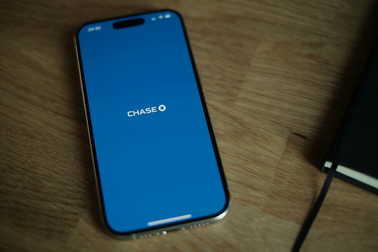 Una pantalla de inicio de sesión de Chase en un teléfono inteligente sobre un escritorio de madera.